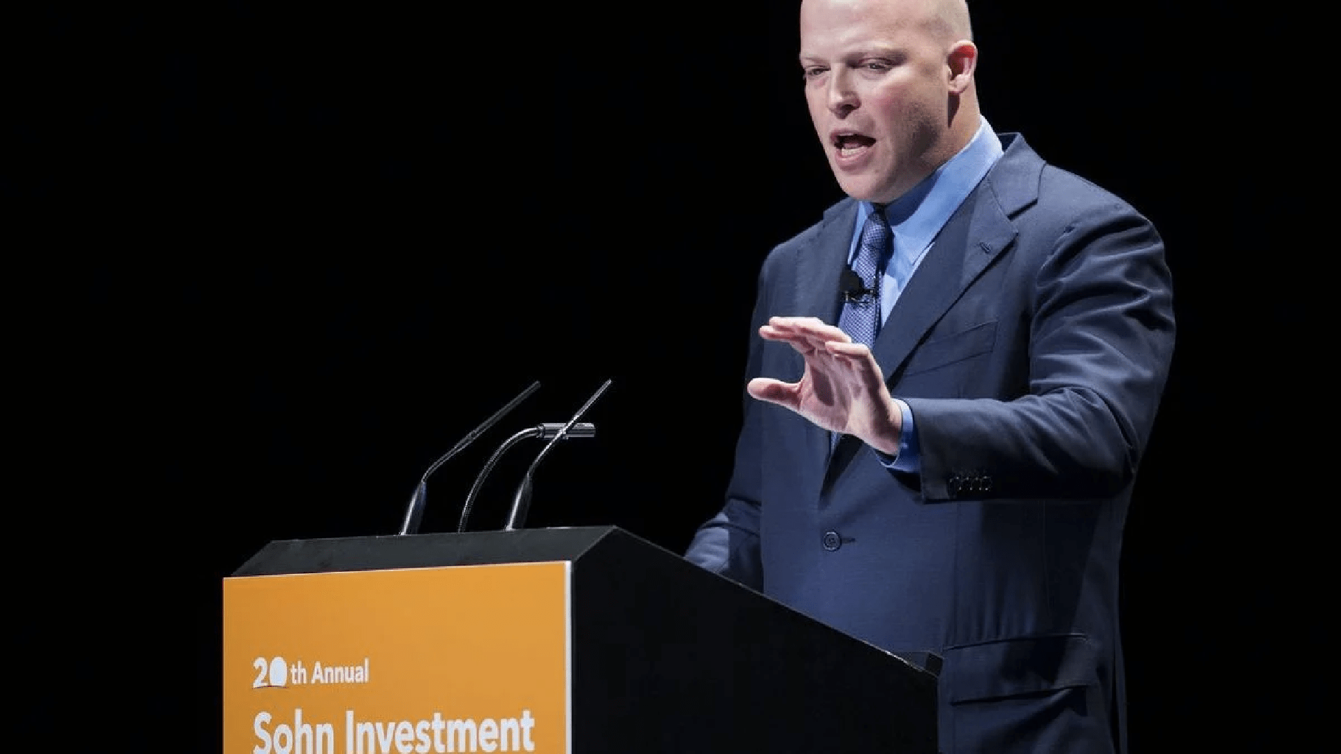 MGM Director Meister Slightly Trims Stake in Casino Stock